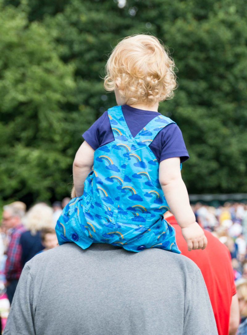 scandimummy-boy-on-daddys-shoulders-800x1085